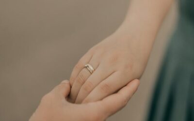 Verlovingsring goud als symbool van liefde en elegantie